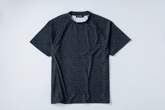 【 UNISEX 】 Kuina Wave Raglan Mock neck Shirt BK